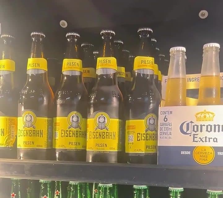 Geladeira com cervejas long neck geladas