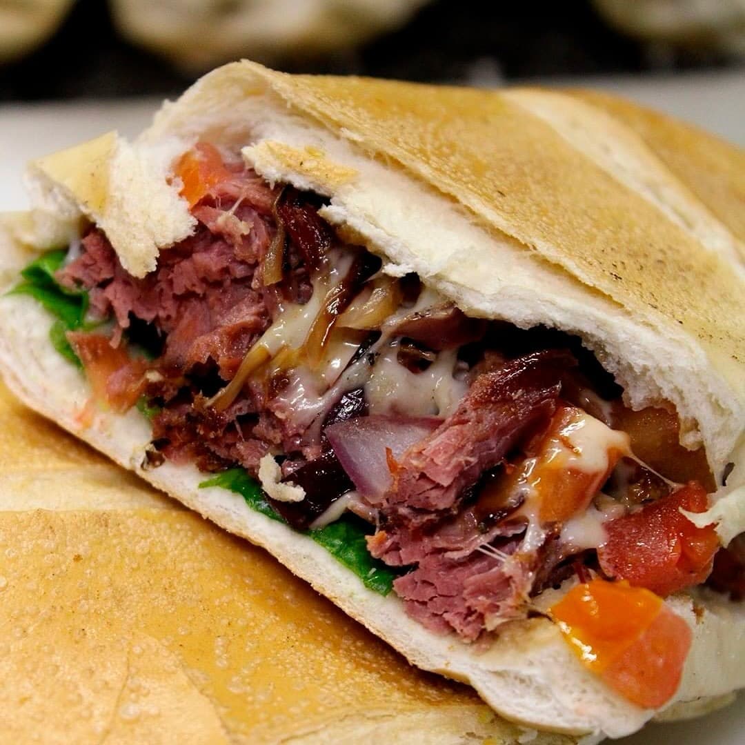 Lanche de chapa cortado ao meio, com carne e tomate